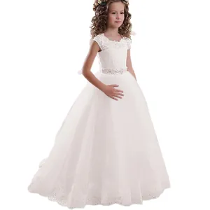 Abito da damigella bianco in pizzo senza maniche con cintura lucida e gonna in tulle