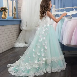 Vestido de gala para niña verde menta con aplicaciones de encaje y larga cola de tul