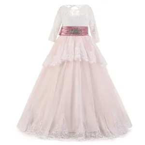 Details des Blumen-Spitzenoberteils und der Strassbrosche am rosa Tüll-Mädchenkleid