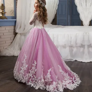 Broderies de dentelle blanche sur la jupe en tulle lavande de cette robe de cérémonie