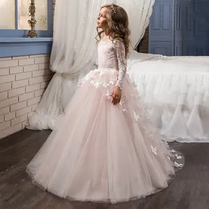 Détail du corsage en dentelle à manches longues et papillons 3D sur robe de fille en tulle