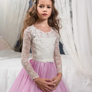 Détails du corsage en dentelle et jupon en tulle d'une robe de princesse lilas pour fille