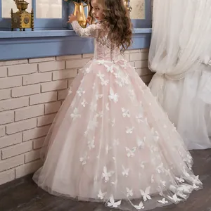 Détail des appliques papillon 3D sur les manches en dentelle de la robe de soirée rose