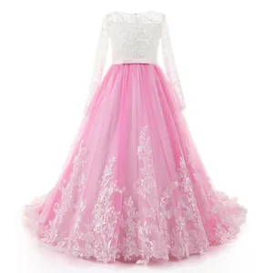 Détail du corsage en dentelle blanche et broderies sur la robe en tulle rose pour fille
