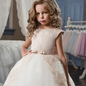 Dettaglio del corpetto in pizzo champagne e degli strati in tulle dell'abito da principessa