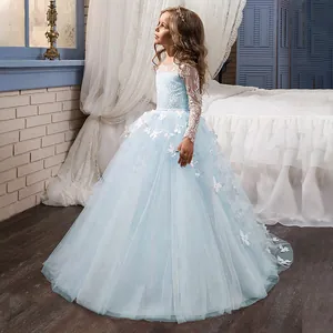 Détails des manches en dentelle bleu clair et papillons 3D sur la robe de bal pour fille