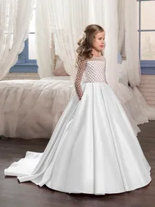Elegante abito da principessa bianco per bambine in pizzo e raso con strascico lungo