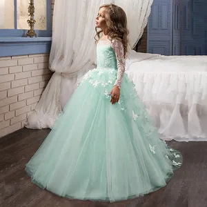 Détail d'une robe de cortège vert menthe avec manches en dentelle et papillons en 3D