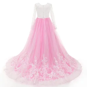Détails de broderie florale sur la jupe en tulle rose d'une robe de mariée pour enfant