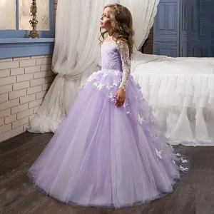 Détail de dentelle blanche et papillons 3D sur une robe de demoiselle d'honneur violette