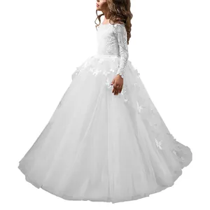 Détail de la robe de princesse blanche à manches longues avec papillons 3D et tulle