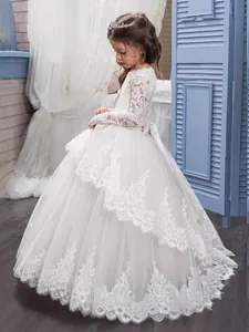 Elegantes weißes langärmliges Spitzenkleid für Blumenmädchen mit Tüll und Seidenschleife