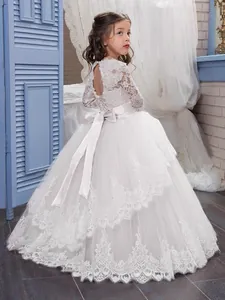Weißes langärmeliges Blumenmädchenkleid aus Spitze mit Tüllrock und Schleife am Rücken