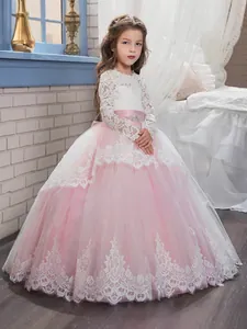 Elegantes Blumenmädchenkleid mit weißen Spitzenärmeln und rosa Tüllrock für Feste