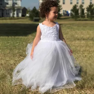 Detailansicht weißes Blumenmädchenkleid mit feiner Stickerei und gestuftem Tüll-Saum