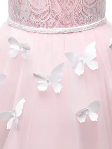 Robe de demoiselle d'honneur rose avec dentelle féerique et détails de papillon perlé