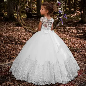 Detalles de encaje floral blanco y dobladillo de tul esponjoso en vestido de damita