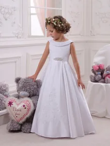Détail de la robe de demoiselle d'honneur en satin blanc avec ceinture en cristal