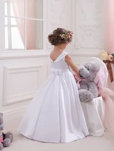 Détail de la robe de demoiselle d'honneur en satin blanc avec dos en V et nœud élégant