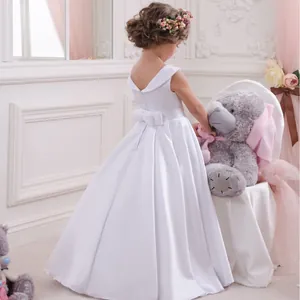 Robe de demoiselle d'honneur élégante en satin blanc sans manches avec un grand nœud