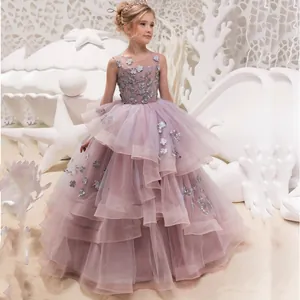 Dettaglio di un elegante abito da festa per bambini con strati di tulle e fiori in 3D