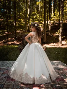 Elegante abito da ballo in raso avorio per bambine con ricami dorati e pizzo