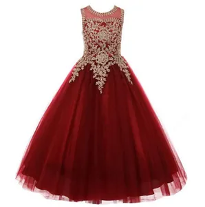 Dettaglio dell'abito bordeaux da bambina con ricamo in pizzo dorato e gonna in tulle