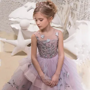 Dettaglio vestito da cerimonia lilla per bambine con ricami floreali e corona di perle