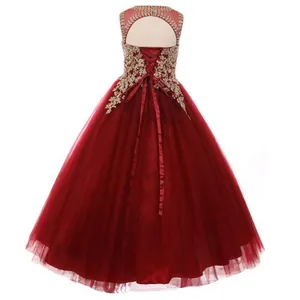 Dettaglio dell'abito da principessa bordeaux con ricami dorati e corsetto sul retro