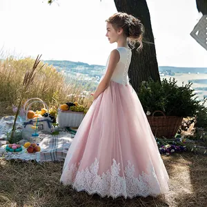 Dettaglio del corpetto in pizzo senza maniche e gonna in tulle rosa per abiti da bambina