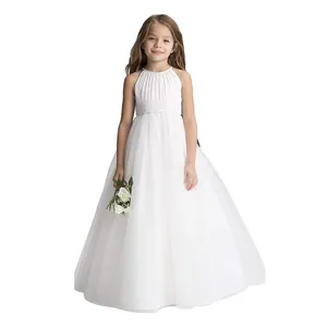 Dettaglio dell'abito da cerimonia bianco in chiffon con scollo all'americana e ampia cintura