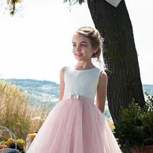 Dettaglio del corpetto in pizzo bianco e gonna in tulle rosa con fiocco sull'abito da principessa