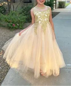 Dettaglio del vestito da principessa color champagne senza maniche con ricami in pizzo
