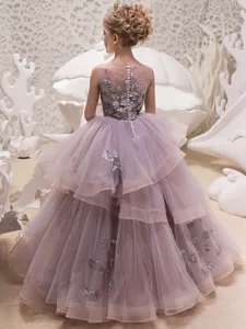 Vista posteriore di un abito di lusso per bambina in pizzo lavanda con fiori 3D