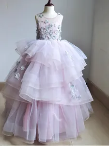 Abito da bambina color lavanda con pizzo floreale e balze di tulle per occasioni formali