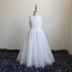 Dettaglio dell'abito da principessa bianco in chiffon senza maniche con rete a strati