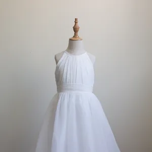 Dettaglio dell'elegante abito da bambina in chiffon bianco senza maniche con scollo all'americana