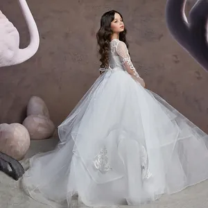 Robe de demoiselle d'honneur blanche en dentelle à manches longues et tulle multicouche