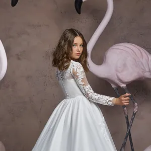 Elegante abito da damigella in pizzo bianco a maniche lunghe con gonna in tulle