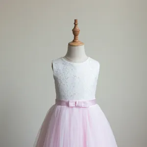 Abito elegante da damigella in pizzo senza maniche con gonna in tulle rosa su manichino