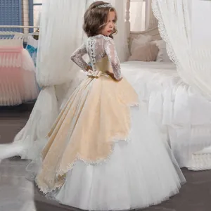 Dettaglio dell'abito da principessa per bambina con pizzo e grande fiocco sul retro