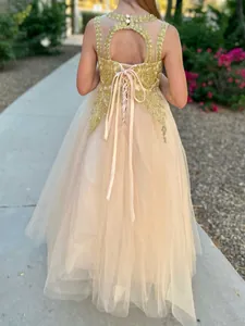 Abito da cerimonia champagne per bambina con paillettes d'oro e schiena a cuore