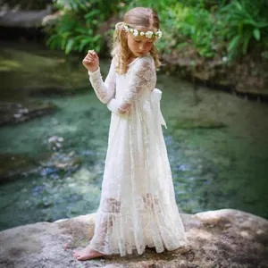 Detalle del vestido de encaje blanco de manga larga para niña de flores con cinta de satén
