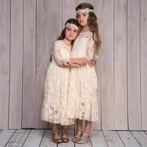 Detalle de vestido de encaje para niña de manga larga con volantes y cintas de pelo