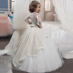 Elegante abito da damigella d'onore a maniche lunghe in pizzo bianco per matrimonio