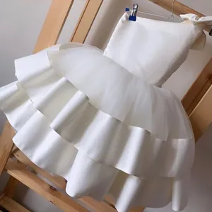 Elfenbeinfarbenes Blumenmädchenkleid mit Schulterschleife und gestuftem Tüllrock