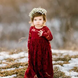 Detalle del bordado de encaje floral rojo oscuro en vestido de fiesta para niñas