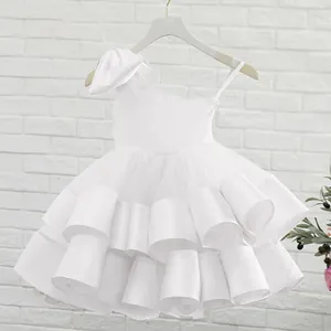Weißes Einschulter-Blumenmädchenkleid mit gestuftem Tüllrock und Satin-Saum-Verzierung