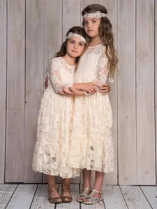 Elegante vestido de encaje crema para niñas con mangas largas y motivos florales bordados