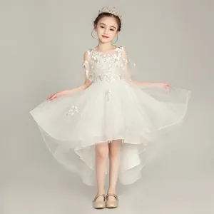 Detalle del vestido de princesa blanco con bordado de encaje floral y bajo de tul asimétrico